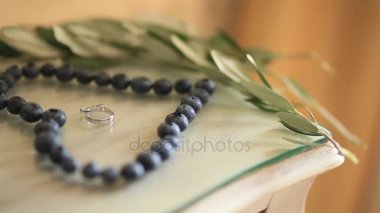 Yaban mersini bir br yanındaki bir masada kalpli alyans