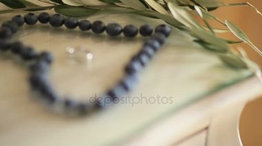 Yaban mersini bir br yanındaki bir masada kalpli alyans
