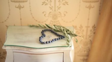 Yaban mersini bir br yanındaki bir masada kalpli alyans
