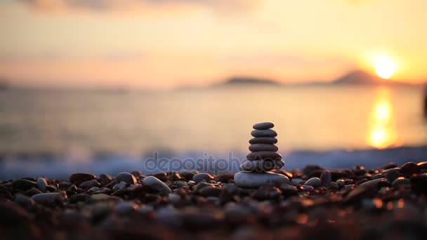 Balansera stenar på stranden. Sinnesfrid. Equilibrium liv. Ca — Stockvideo