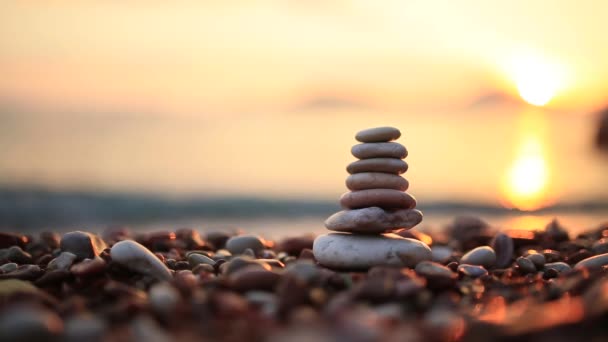 Equilibrio piedras en la playa. Tranquilidad mental. Vida de equilibrio. Ca — Vídeos de Stock