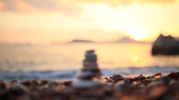 Equilibrio piedras en la playa. Tranquilidad mental. Vida de equilibrio. Ca — Vídeo de stock