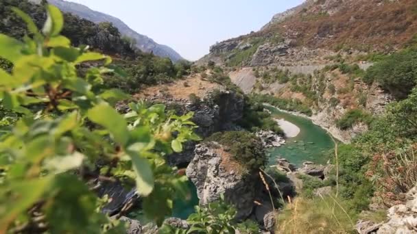 Cañón Moraca. Al norte de Montenegro. Cañón en las montañas con — Vídeo de stock