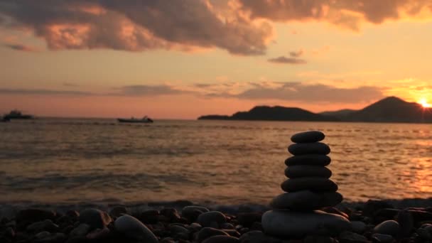 해변에 돌의 균형. 마음의 평화입니다. 평형 생활입니다. Ca — 비디오