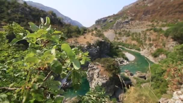 Cañón Moraca. Al norte de Montenegro. Cañón en las montañas con — Vídeo de stock