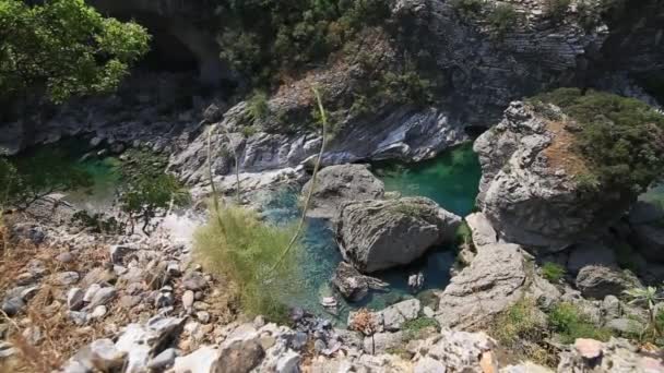 Moraca Canyon. Ten noorden van Montenegro. Canyon in de bergen met — Stockvideo