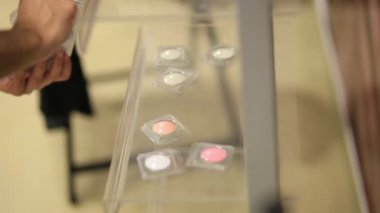 Profesyonel makyaj araçları. Fırçalar, rujlar, podvodo bir dizi