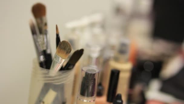 Professionele make-up tools. Een set van borstels, lippenstiften, podvodo — Stockvideo