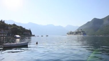 Büyük cruise gemi Karadağ Kotor Körfezi. Üzerinden görüntüleme