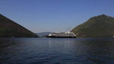 Kotor Körfezi Karadağ'ın büyük yolcu gemisi. Bir güzel