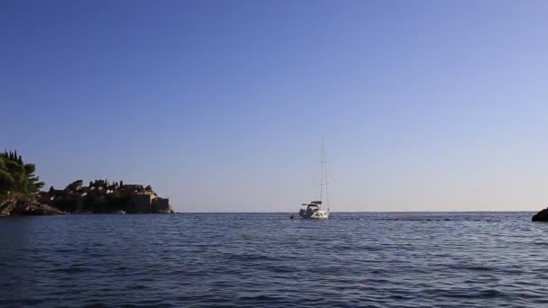 Jacht w pobliżu wyspy Sveti Stefan, Adriatyk, Montene — Wideo stockowe