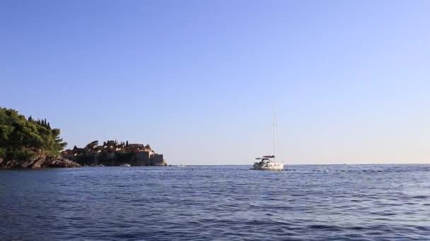 Sveti Stefan Adası, Adriyatik Denizi, Montene yanında yat — Stok video