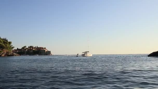 O iate perto da ilha de Sveti Stefan, mar Adriático, Montene — Vídeo de Stock