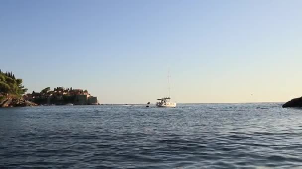 Sveti Stefan Adası, Adriyatik Denizi, Montene yanında yat — Stok video