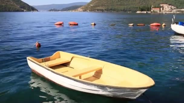 Дерев'яні човни на воді. В затоці Котор в Чорногорії. Ма — стокове відео
