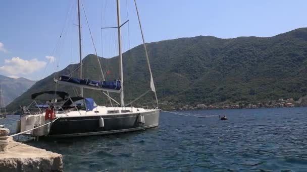 Velero en la antigua ciudad de Perast en la bahía de Kotor, Monteneg — Vídeos de Stock