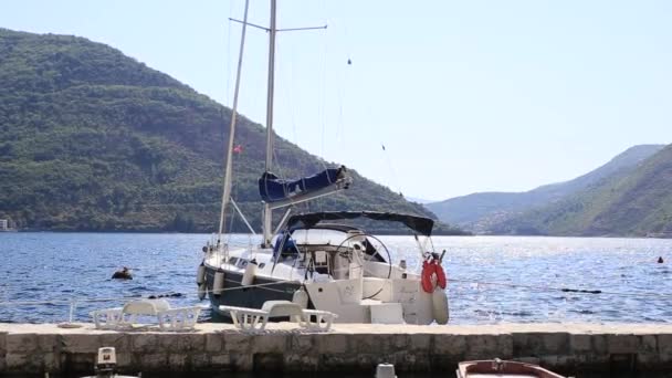 Вітрильник в стародавній місто Пераст в затоці Котор, Monteneg — стокове відео