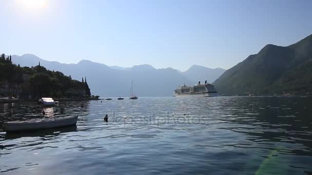 Groot cruiseschip in de baai van Kotor in Montenegro. Bekijken van — Stockvideo