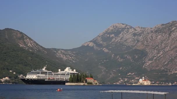 Grande nave da crociera nella baia di Kotor in Montenegro. Vicino all'isla — Video Stock