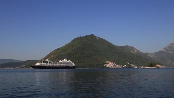 Stora kryssningsfartyg i fjärden av Kotor i Montenegro. Nära isla — Stockvideo