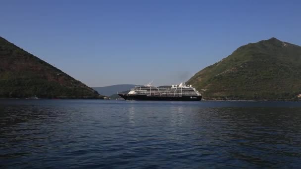 Круизный лайнер в Которском заливе в Черногории. Красивая — стоковое видео