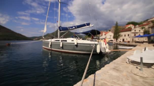 帆船上，在古代的 Perast 镇的科托尔湾，Monteneg — 图库视频影像