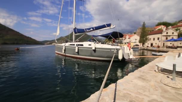 Segelbåt i den antika staden Perast i fjärden av Kotor, Monteneg — Stockvideo