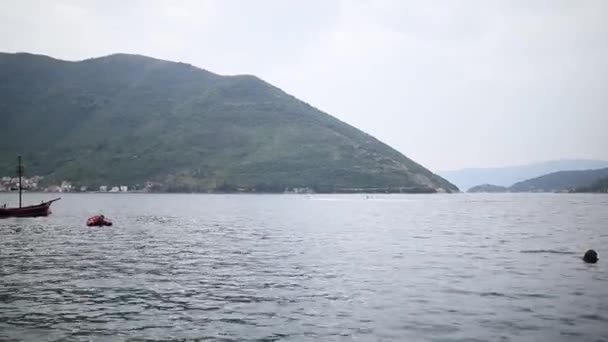 Houten zeilschip. Montenegro, de baai van Kotor — Stockvideo