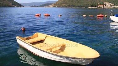 Ahşap tekneler su. Kotor Körfezi içinde Karadağ. Ma