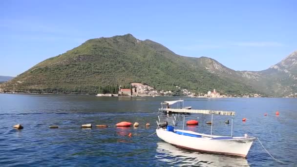 Barca nella baia di Kotor. Montenegro, l'acqua dell'Adriatico — Video Stock