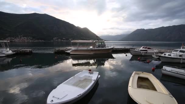 Barcos de madera en el agua. En la Bahía de Kotor en Montenegro. Ma. — Vídeo de stock