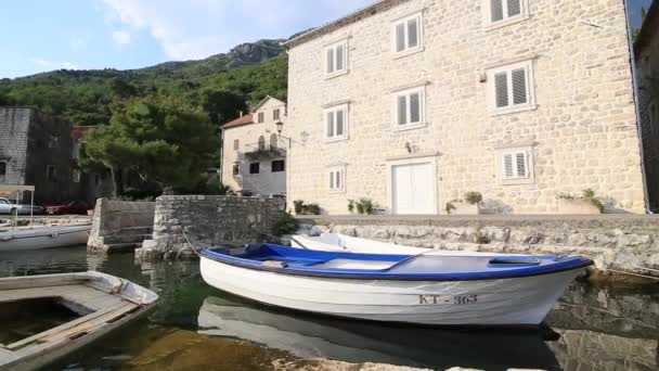 El casco antiguo de Perast en la orilla de la bahía de Kotor, Montenegro. Th — Vídeos de Stock