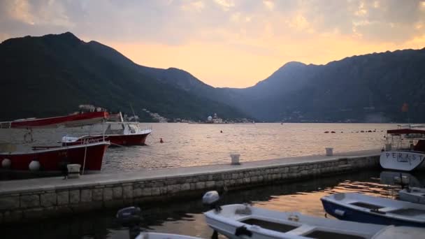 Eski şehir, Perast Kotor Koyu'ndaki, Karadağ kıyısında. İnci — Stok video