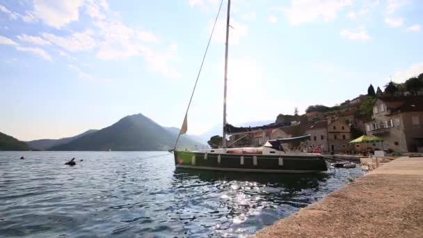 Żaglówka w starożytnej miejscowości Perast w Zatoce Kotorskiej, Monteneg — Wideo stockowe