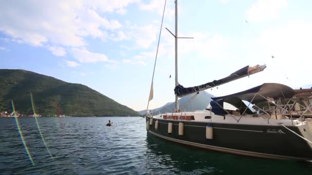 Вітрильник в стародавній місто Пераст в затоці Котор, Monteneg — стокове відео