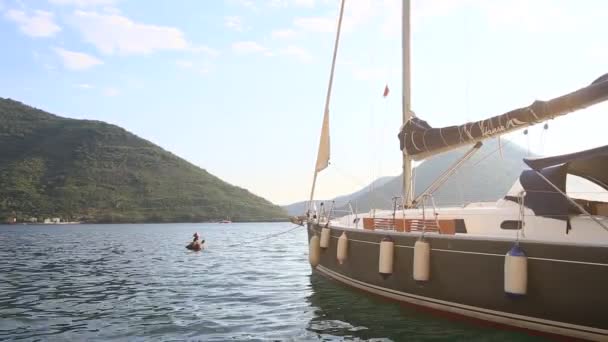 Perast Antik şehir Kotor Körfezi, Monteneg yelkenli — Stok video