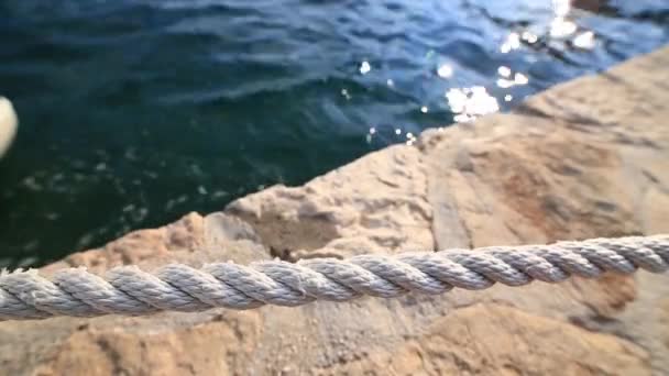 Förtöjning inlägg på stranden med förtöjning kabel — Stockvideo