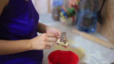 O mutfakta köfte sculpts. Yemek yemek.