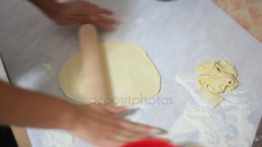 O mutfakta köfte sculpts. Yemek yemek.