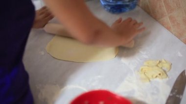 O mutfakta köfte sculpts. Yemek yemek.