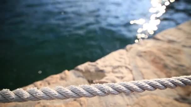Poste de amarre en la playa, con cable de amarre — Vídeo de stock