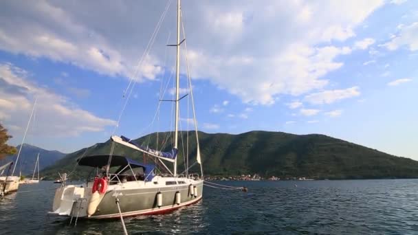 Segelboot in der antiken Stadt Perast in der Bucht von Kotor, monteneg — Stockvideo