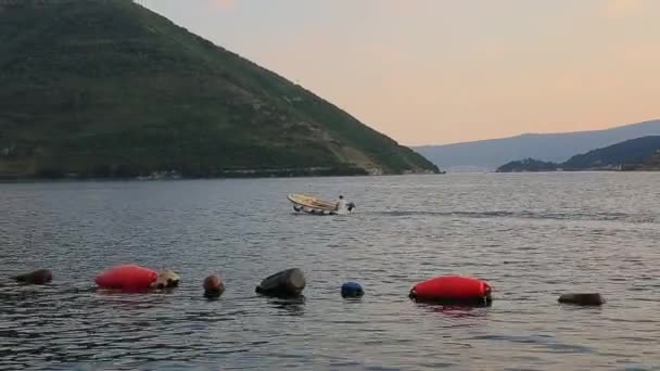 Boot in der Bucht von Kotor. Montenegro, das Wasser der Adria — Stockvideo