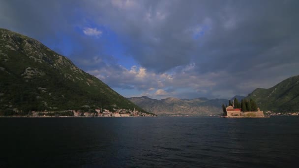 La isla de Gospa od Skrpjela, Kotor Bay, Montenegro . — Vídeos de Stock