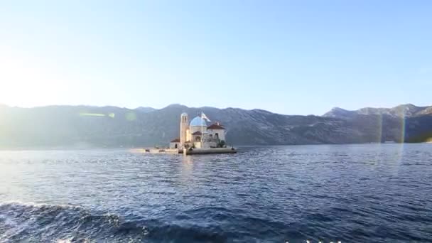 L'isola di Gospa od Skrpjela, Kotor Bay, Montenegro . — Video Stock
