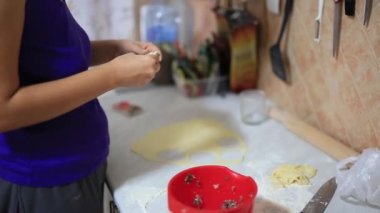 O mutfakta köfte sculpts. Yemek yemek.