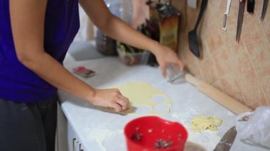 O mutfakta köfte sculpts. Yemek yemek.