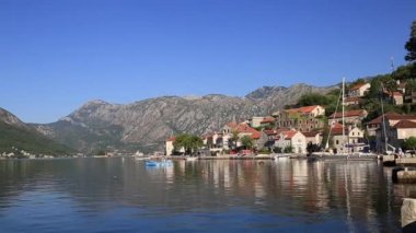 Eski şehir, Perast Kotor Koyu'ndaki, Karadağ kıyısında. İnci