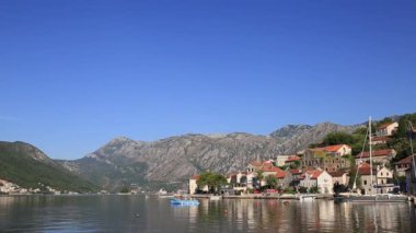 Eski şehir, Perast Kotor Koyu'ndaki, Karadağ kıyısında. İnci