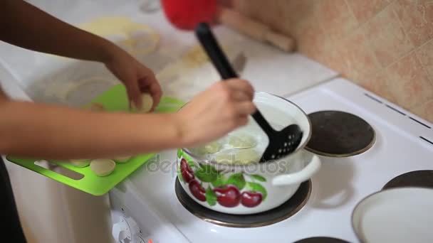 Girl cooking dumplings in pan. A girl prepares food — Stock Video